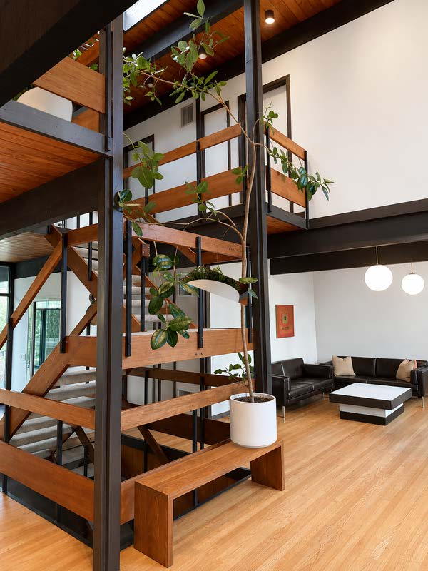 Central open staircase with wood and steel structure